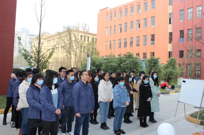 圣誕老人不僅帶來了糖果、蛋糕、還有無盡歡笑，因為他叫“水思源”
