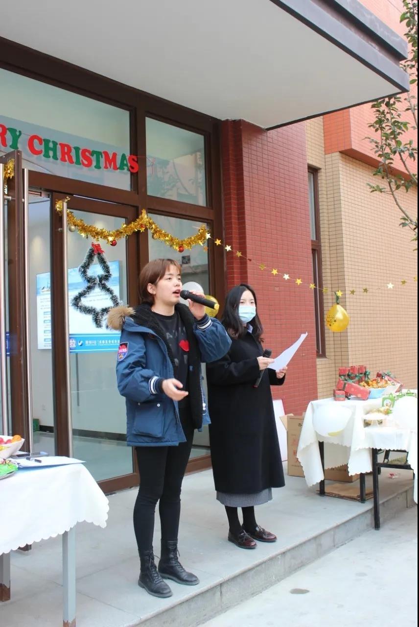 圣誕老人不僅帶來了糖果、蛋糕、還有無盡歡笑，因為他叫“水思源”