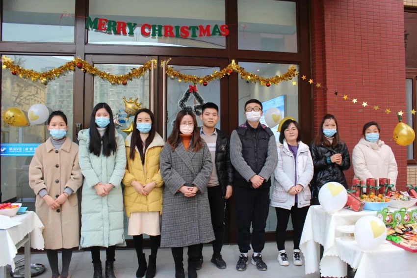 圣誕老人不僅帶來了糖果、蛋糕、還有無盡歡笑，因為他叫“水思源”