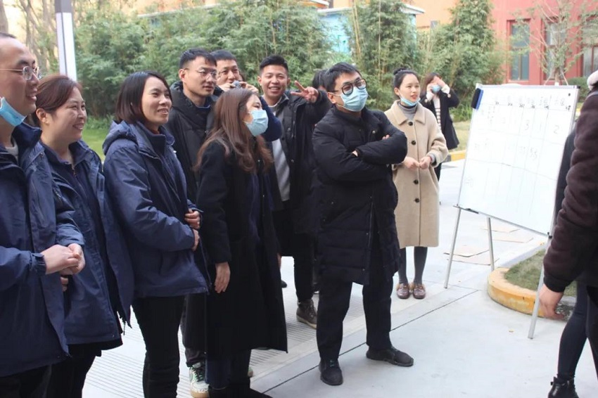 圣誕老人不僅帶來了糖果、蛋糕、還有無盡歡笑，因為他叫“水思源”